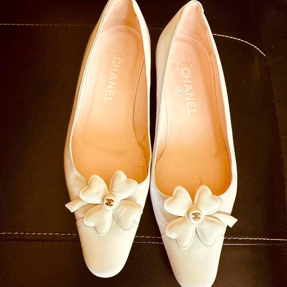 Chanel flats condition is excellent even they were worn a couple hours